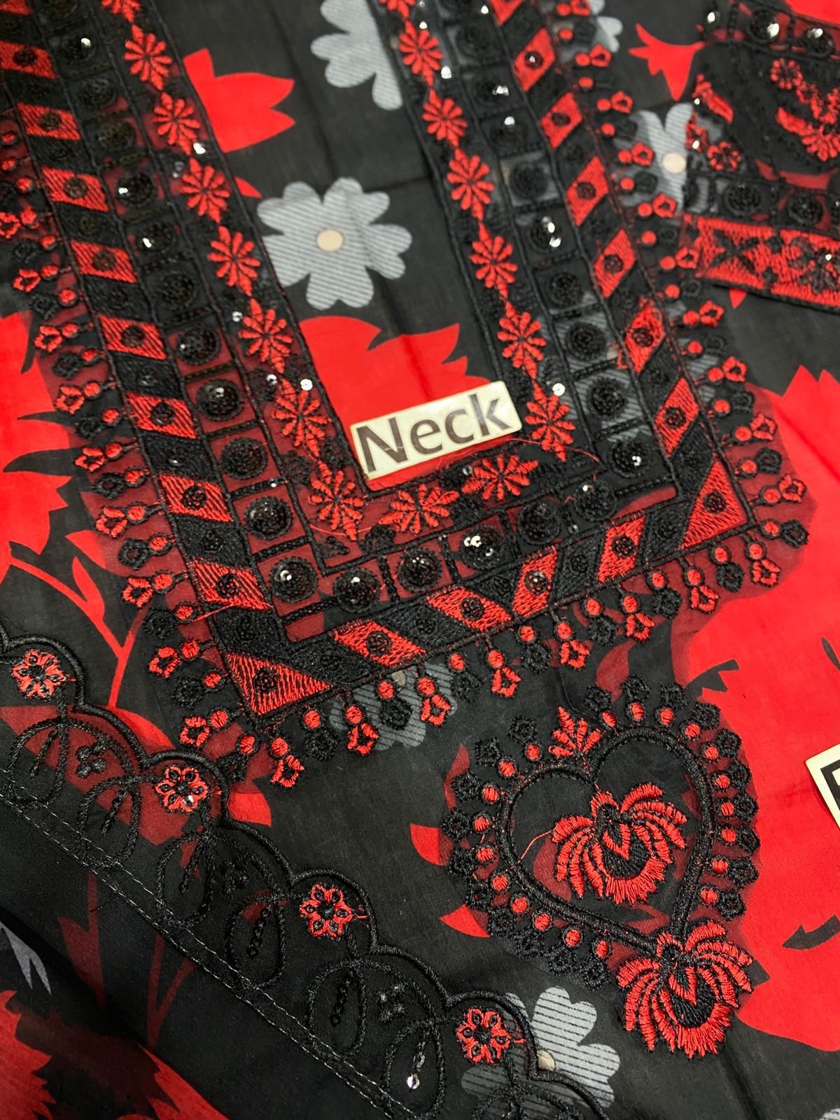 Brand Name : RAMSHA LAWN DRESS WITH CHIFFON DUPPATTA - Image 4